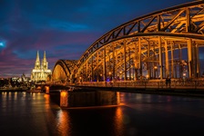 Der Kölner Dom und die Hohenzollernbrücke bei Nacht.