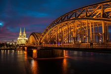 Der Kölner Dom und die Hohenzollernbrücke bei Nacht.