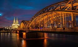 Der Kölner Dom und die Hohenzollernbrücke bei Nacht.