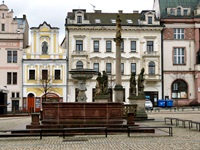 Blick auf den Brunnen, dahinter die Renaissance-Häuser, von Kolin