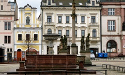 Blick auf den Brunnen, dahinter die Renaissance-Häuser, von Kolin