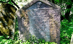 Eine Gedenktafel auf dem jüdischen Friedhof in Kolin
