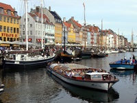 Blick auf die Promenade und den Hafen mit vielen Booten in Kopenhagen