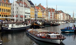 Blick auf die Promenade und den Hafen mit vielen Booten in Kopenhagen