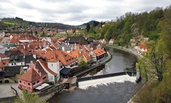 Die Moldau fließt an dem Städtchen Krumau vorbei