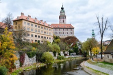 Blick auf das Schloss in Krumau mit Turm, an dem die Moldau vorbeifließt