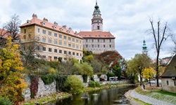 Blick auf das Schloss in Krumau mit Turm, an dem die Moldau vorbeifließt