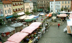 Blick auf dem Marktplatz mit Springbrunnen in Kulmbach