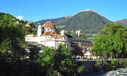 Das Kurhaus von Meran mit seiner charakteristischen Kuppel.