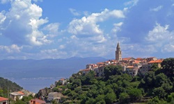 Blick auf den Kirchturm und die Häuser auf dem Felsen der Gemeinde Vrbnik auf der Insel Krk in der Kvarner Bucht von Kroatien