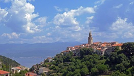 Blick auf den Kirchturm und die Häuser auf dem Felsen der Gemeinde Vrbnik auf der Insel Krk in der Kvarner Bucht von Kroatien