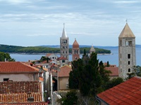 Blick über die Häuser und Türme der Stadt Rab auf der gleichnamigen Insel in der Kvarner Bucht