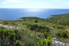 Wunderschöner Panoramablick über die Insel Dugi Otok und das dahinter liegende tiefblaue Meer.