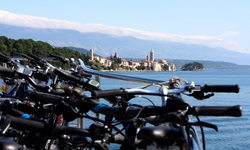 Leihräder an Bord des Motorseglers Linda. Im Bildhintergrund ist die Skyline von Rab Stadt zu erkennen.