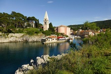 Wunderschöner Blick auf den Ort Veli Losinj mit dem Hafen und der markanten Kirche des Heiligen Anton.