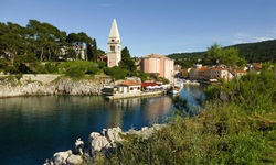 Wunderschöner Blick auf den Ort Veli Losinj mit dem Hafen und der markanten Kirche des Heiligen Anton.