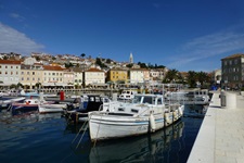 Der Hafen von Mali Losinj mit Blick auf die Häuser an der Promenade