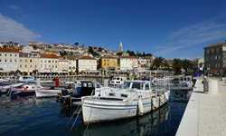 Der Hafen von Mali Losinj mit Blick auf die Häuser an der Promenade