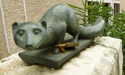 Bronzene Marderstatue in Osor auf der Insel Cres.