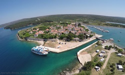 Blick auf den Ort Osor mit seinem Kanal Kavada auf der Insel Cres in der Kvarner Bucht in Kroatien
