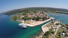 Blick auf den Ort Osor mit seinem Kanal Kavada auf der Insel Cres in der Kvarner Bucht in Kroatien