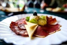 Ein Teller mit appetitlich angerichteten kroatischen Wurst- und Käse-Spezialitäten.