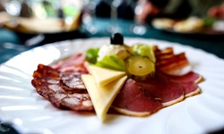 Ein Teller mit appetitlich angerichteten kroatischen Wurst- und Käse-Spezialitäten.