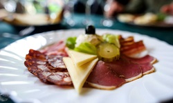 Appetitlich angerichteter Teller mit kroatischen Wurst- und Käsespezialitäten.