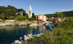 Schöner Blick auf Veli Losinj mit seinem Hafen und der Kirche des Heiligen Anton.