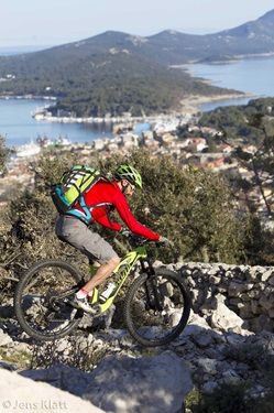 Ein Mountainbiker bikt einen steinigen Trail downhill in Kroatien