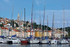 Blick auf die angelegten Boote und Schiffe mit der bunten Hafenpromenade von Mali Losinj auf der Insel Losinj in der Kvarner Bucht Kroatiens