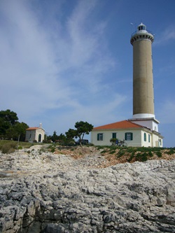 Leuchtturm und Sakralkirche von Veli Rat