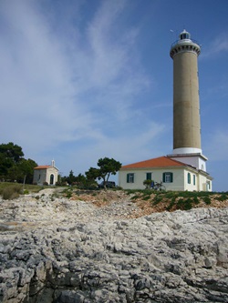 Der Leuchtturm auf der Insel Dugi Otok, der "Langen Insel" von Kroatien in der Kvarner Bucht