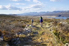 Zwei Mountainbiker auf einem Naturweg, der über die Insel Krk führt.