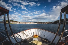 Blick auf den Bug eines Schiffes, das gerade eine Stadt in der Kvarner Bucht in Kroatien ansteuert