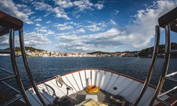 Blick auf den Bug eines Schiffes, das gerade eine Stadt in der Kvarner Bucht in Kroatien ansteuert