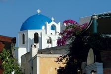 Eine weiße Kirche mit blauem Dach, wie sie für die Region der Kykladen typisch ist.