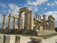 Die Ruinen des Aphaia-Tempels auf der Kykladeninsel Ägina.