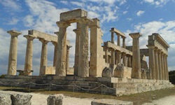 Die Ruinen des Aphaia-Tempels auf der Kykladeninsel Ägina.