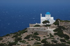Eine typische Kapelle der Kykladen in Griechenland mit blauem Kuppeldach
