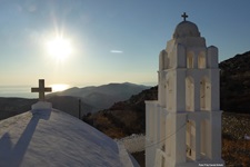 Der schneeweiße Turm der Kirche Panagia auf der Kykladeninsel Folegandros.
