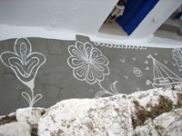 Straßenmalerei mit Blumen und einem Segelschiff auf der kykladischen Insel Kythnos in der Stadt Chora