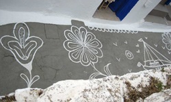 Straßenmalerei mit Blumen und einem Segelschiff auf der kykladischen Insel Kythnos in der Stadt Chora