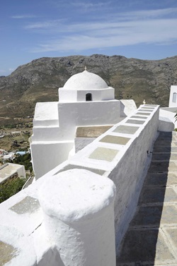 Blick zum Kuppeldach und einem Gebirge auf der Insel Serifos
