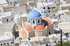 Typische Kapelle der Kykladen mit weißem Anstrich und teracottafarbenen Dächen sowie der hocherhobene Turm mit blauem Dach und weißen Kreuz auf der Kuppelspitze auf der Insel Serifos