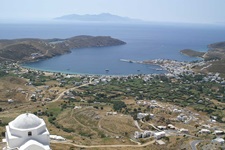 Panoramablick zur Bucht und einer weiteren Insel der Kykladen auf der griechischen Kykladeninsel Serifos