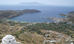 Panoramablick zur Bucht und einer weiteren Insel der Kykladen auf der griechischen Kykladeninsel Serifos