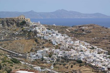 Panoramablick über die Kykladeninsel Syros mit der Stadt Ermoupoli und dem tiefblauen Meer.