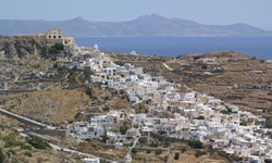 Panoramablick über die Kykladeninsel Syros mit der Stadt Ermoupoli und dem tiefblauen Meer.
