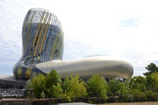 Die in moderner Architektur gestaltete Cité du Vin in Bordeaux ist ein ganz besonderes Weinmuseum.